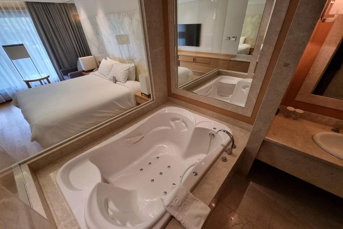 Premium bedding, in-room safe, desk, laptop workspace