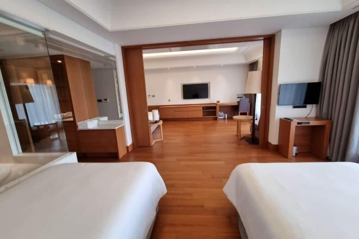 2 bedrooms, premium bedding, in-room safe, desk