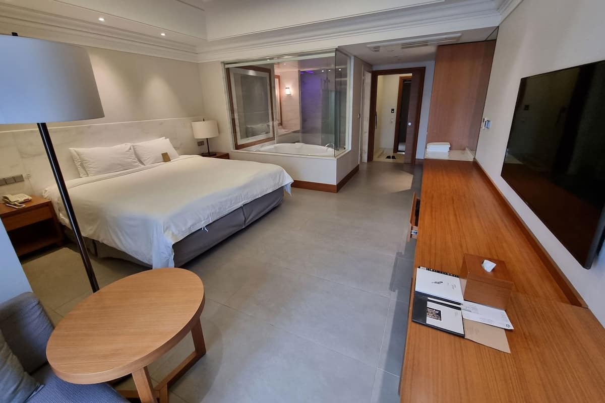 Premium bedding, in-room safe, desk, laptop workspace