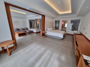 Ropa de cama de alta calidad y caja de seguridad en la habitación