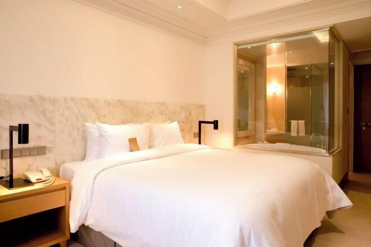 2 bedrooms, premium bedding, in-room safe, desk