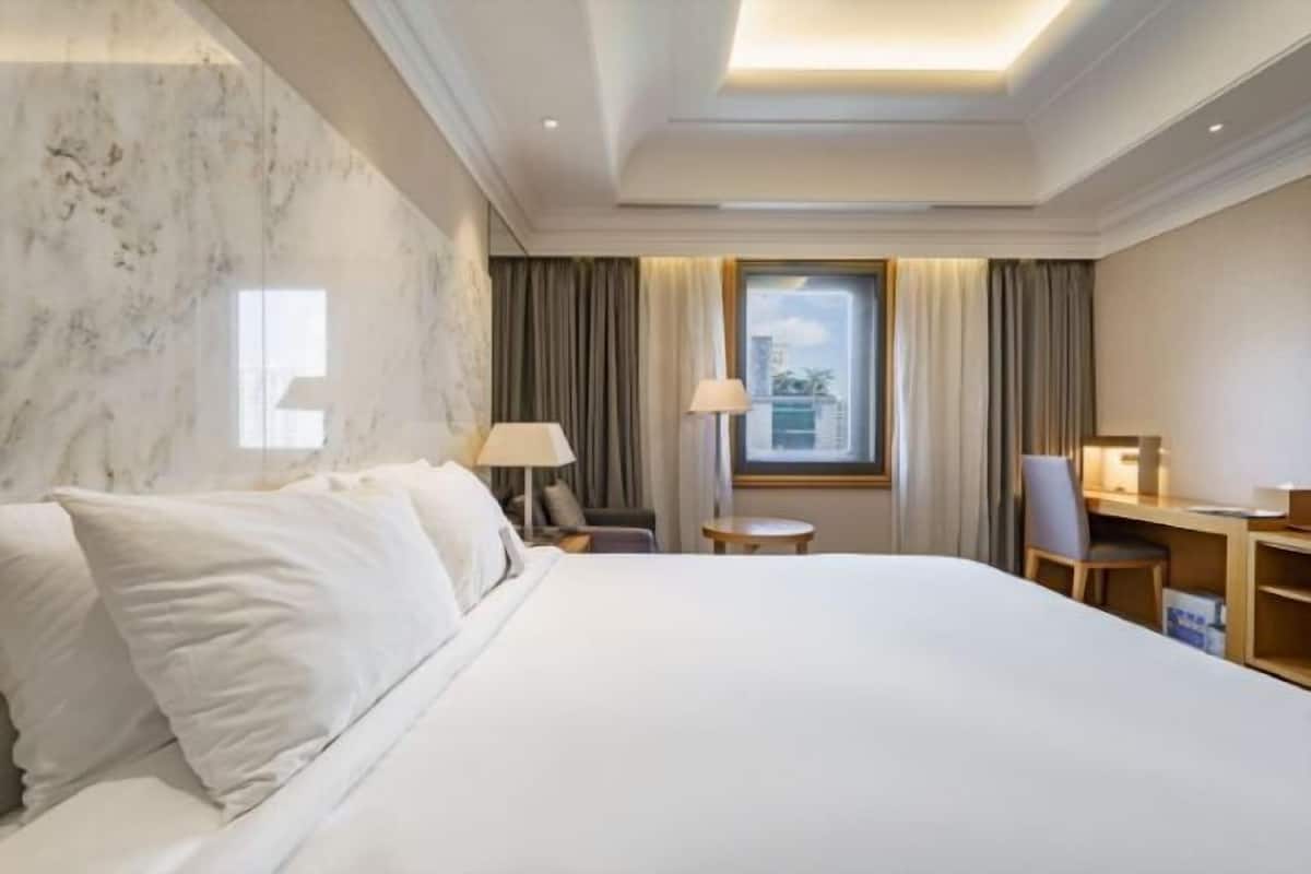 2 bedrooms, premium bedding, in-room safe, desk