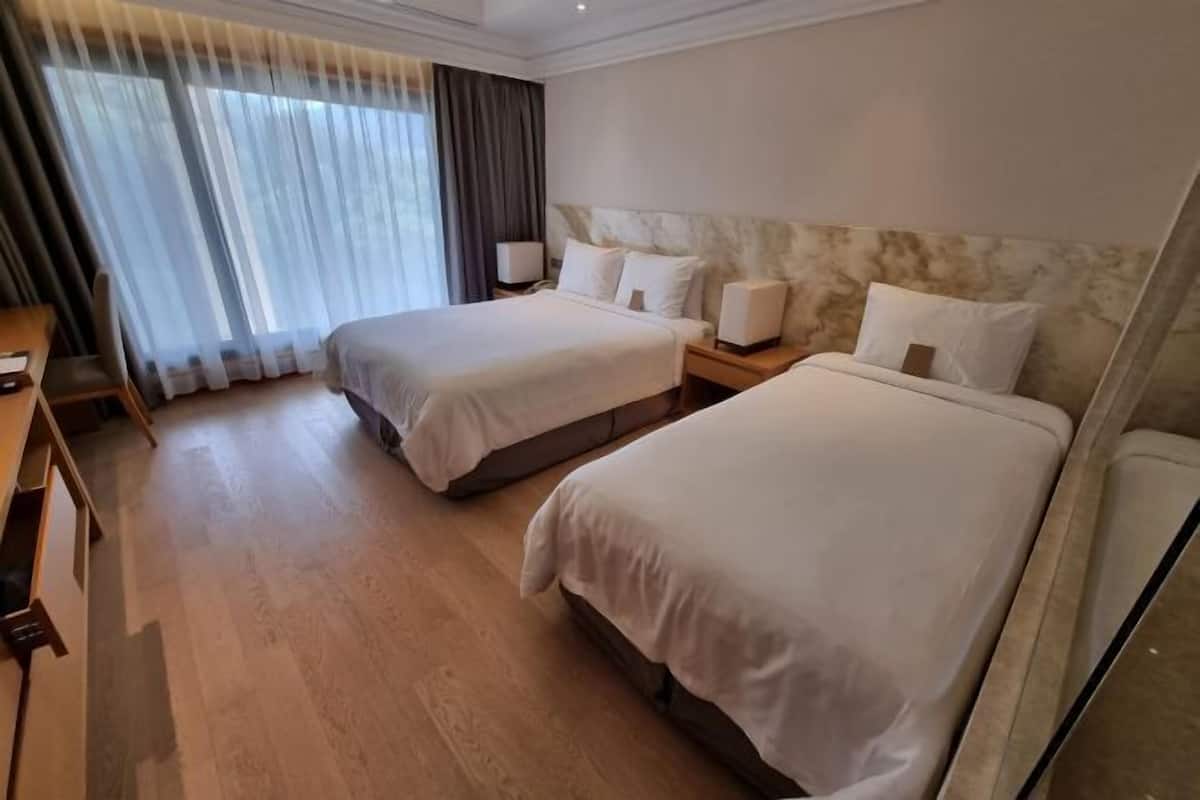 2 bedrooms, premium bedding, in-room safe, desk