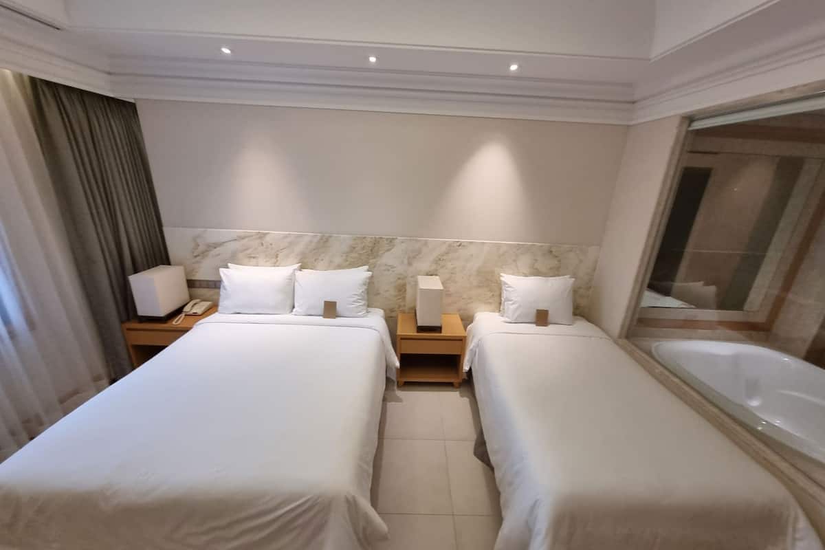 Premium bedding, in-room safe, desk, laptop workspace