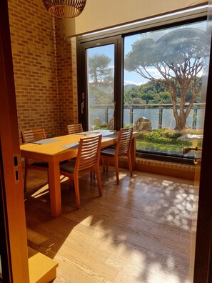 Mittagessen, Abendessen, japanische Küche, Blick auf den Garten 