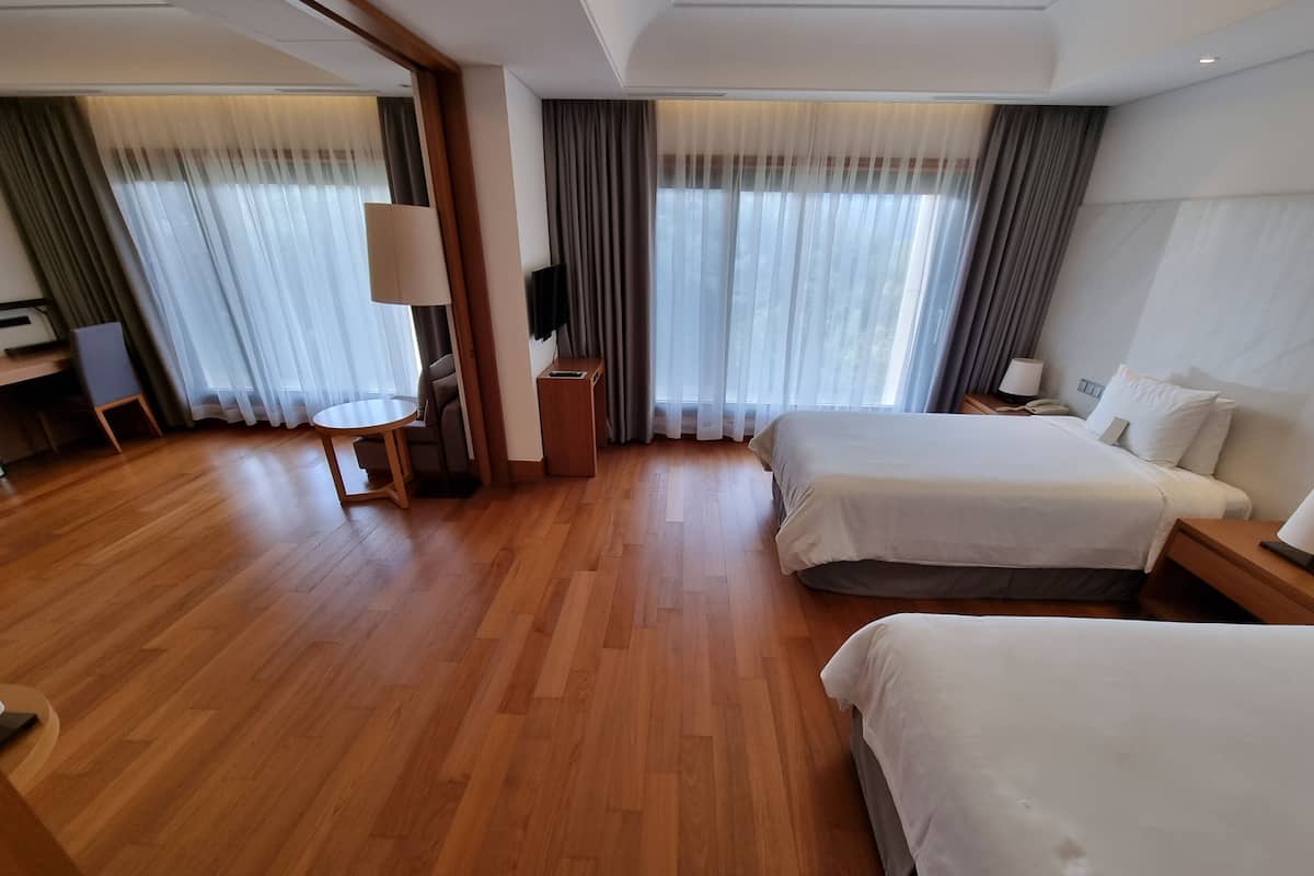 Premium bedding, in-room safe, desk, laptop workspace