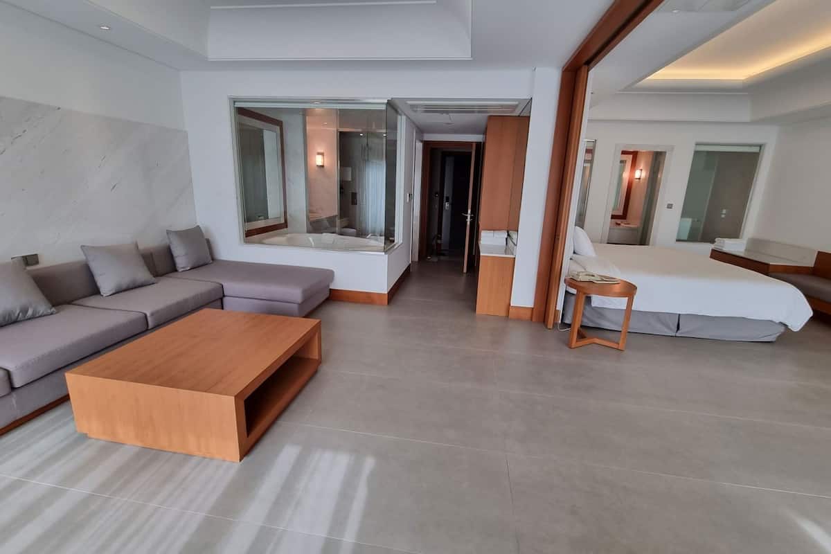 Premium bedding, in-room safe, desk, laptop workspace