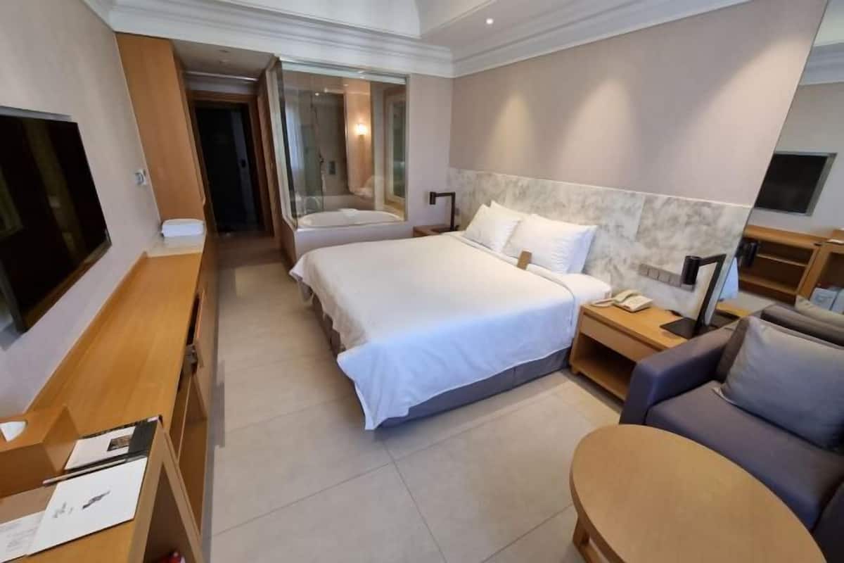 2 bedrooms, premium bedding, in-room safe, desk