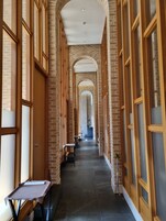 Se sirven almuerzos y cenas; cocina japonesa; con vista al jardín