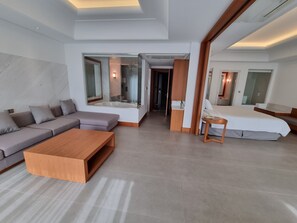 Pine View Suite (Park View) | Premium bedding, in-room safe, desk, laptop workspace - Pine Grove Hotel (Gimhae)