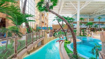 Ropa de cama de alta calidad y caja de seguridad en la habitación