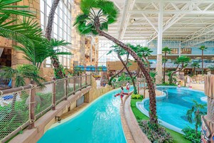 Ropa de cama de alta calidad y caja de seguridad en la habitación 