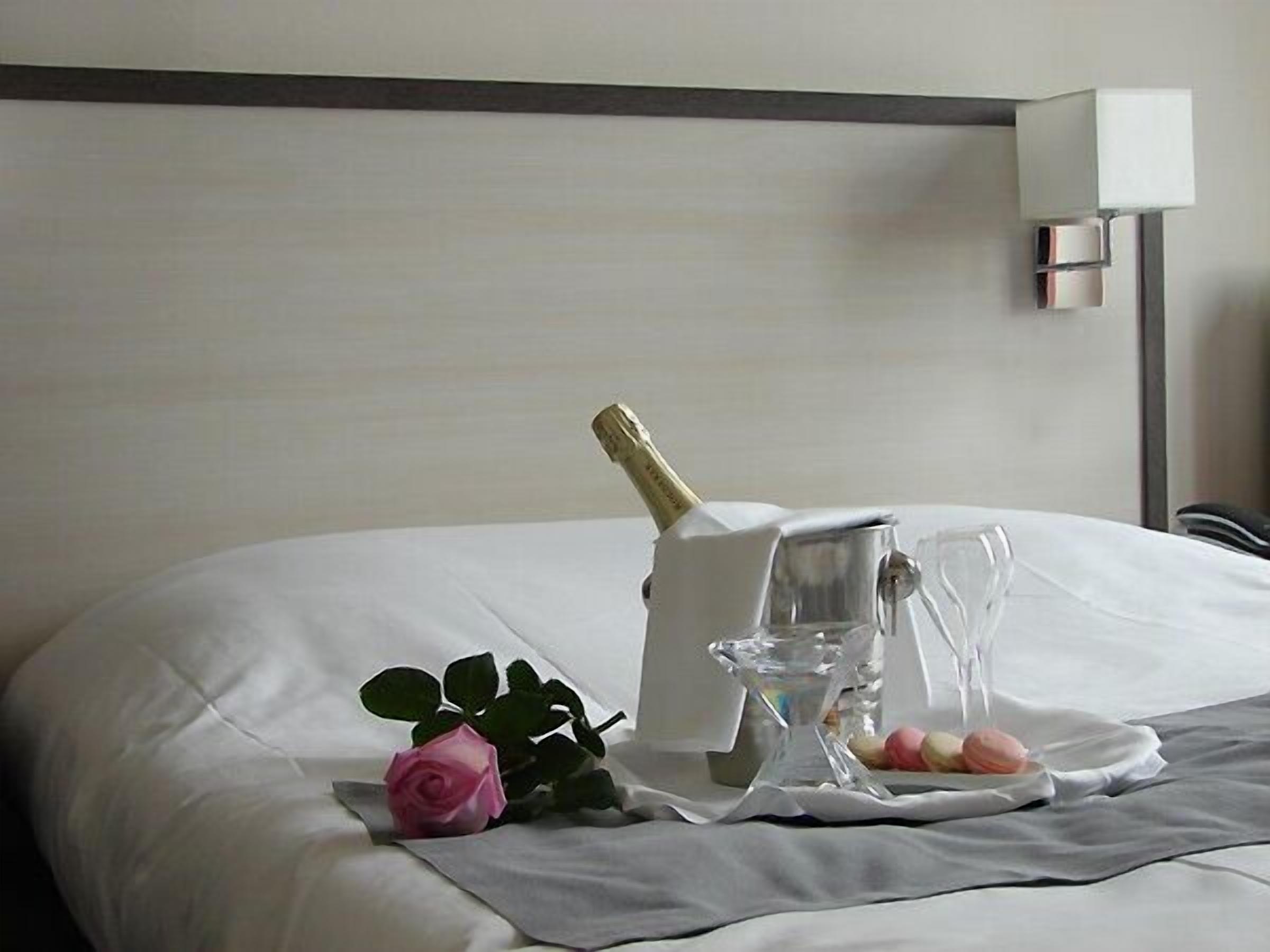 Desk, laptop workspace, soundproofing, free cots/infant beds