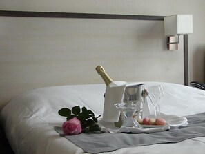 Schreibtisch, laptopgeeigneter Arbeitsplatz, schallisolierte Zimmer