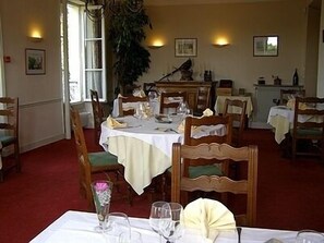 Déjeuner et dîner servis sur place, spécialités Cuisine française