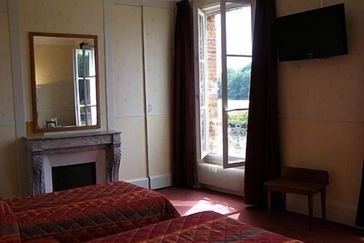 Standard Triple Room, 1 Bedroom | Desk, laptop workspace, soundproofing, free cots/infant beds