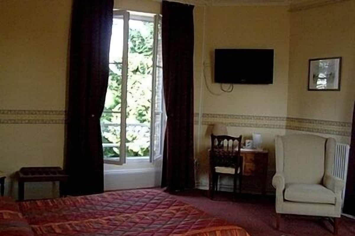 Standard Double Room | Desk, laptop workspace, soundproofing, free cots/infant beds