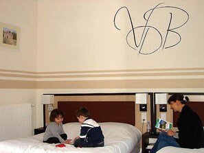 Desk, laptop workspace, soundproofing, free cots/infant beds - Hotel La Villa des Bordes (Clery-Saint-Andre)