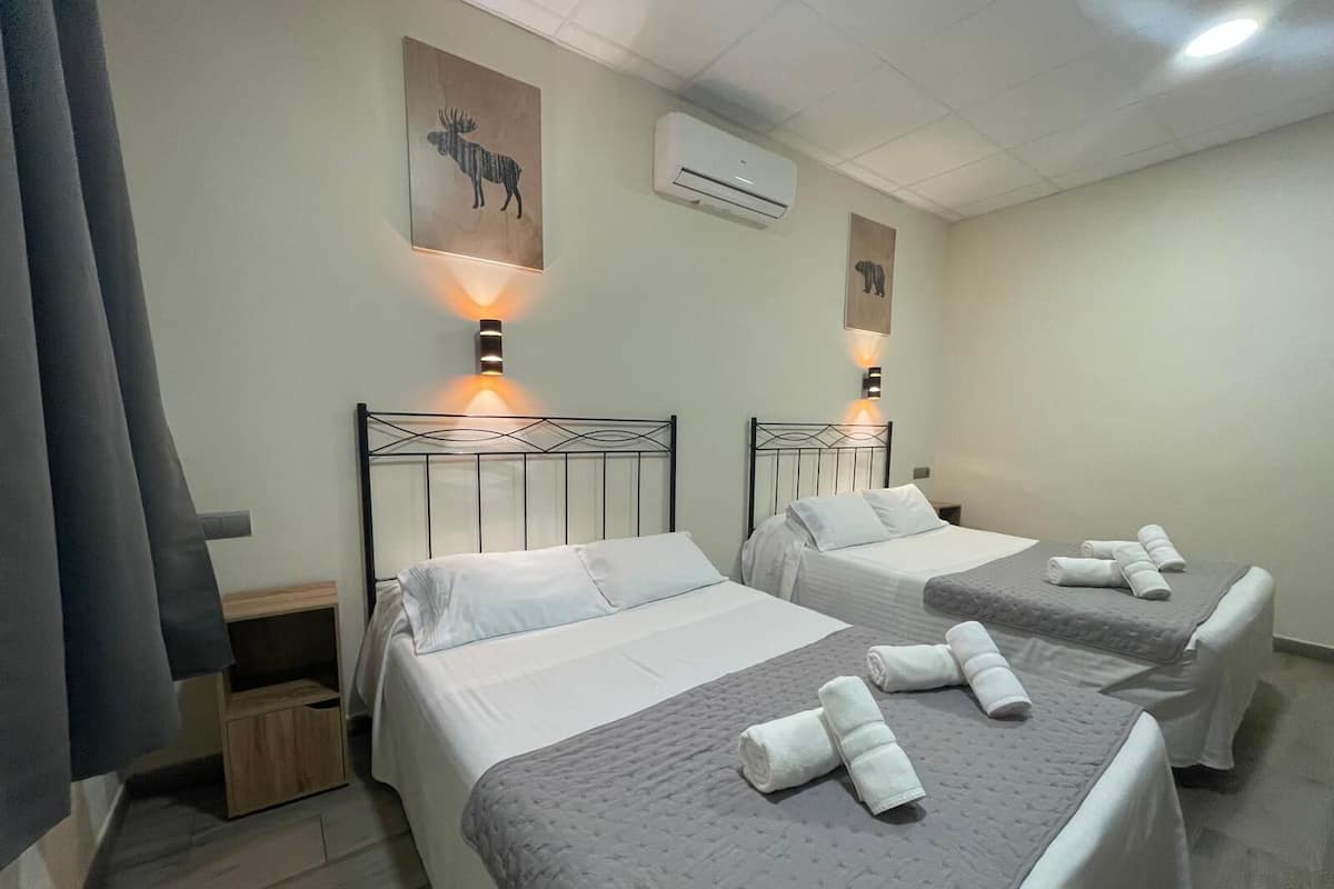 Standard-Vierbettzimmer, eigenes Bad | Zimmersafe, kostenloses WLAN, Bettwäsche