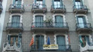 A building with multiple balconies and a sign that reads "HOTEL CENTRO". - Hostal Balmes Centro (Barcelona)