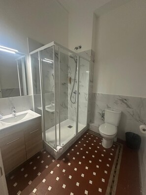 Hair dryer, towels - Hostal Balmes Centro (Barcelona)