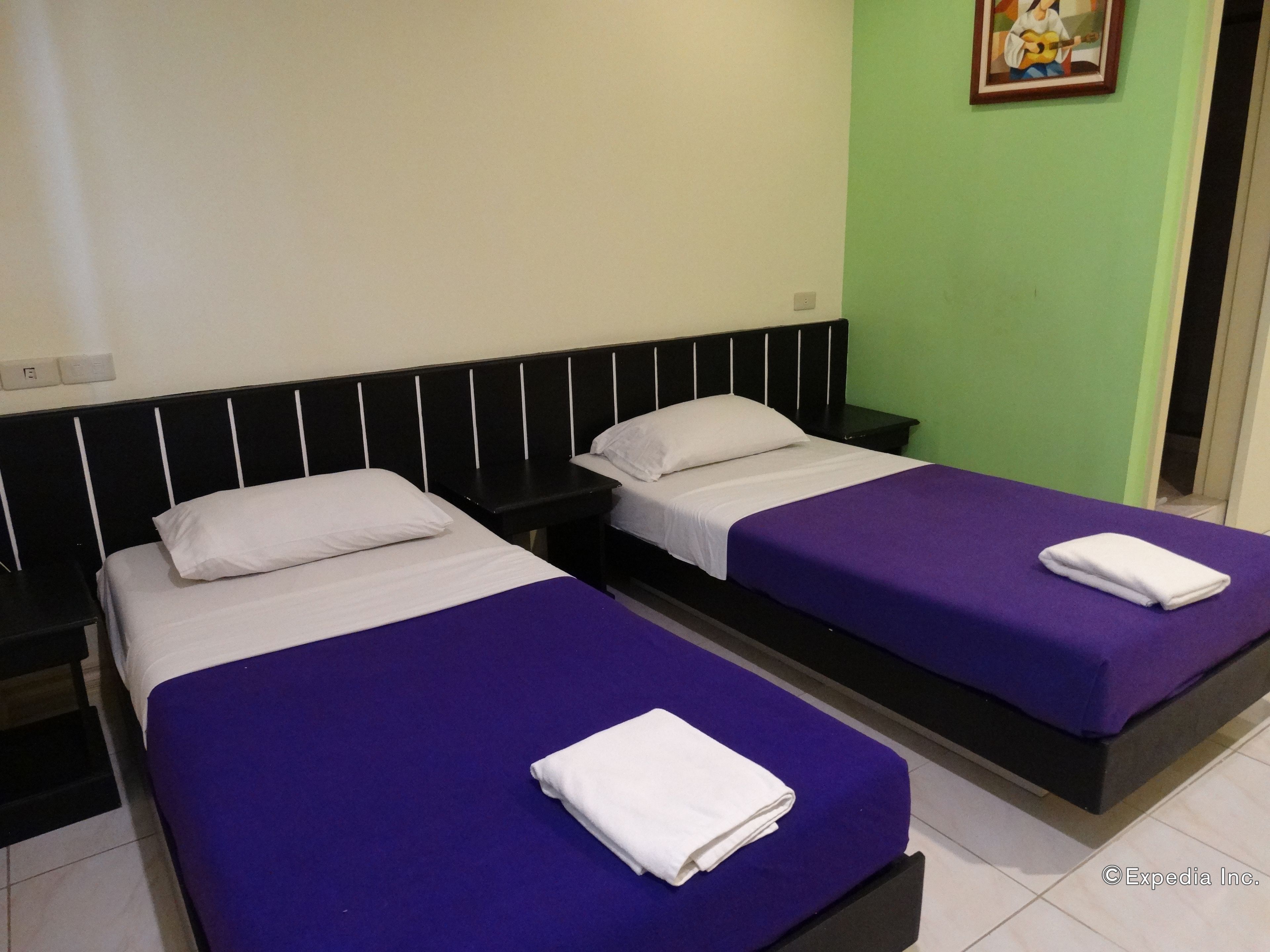 Ropa de cama hipoalergénica, cubrecamas, escritorio y wifi gratis 