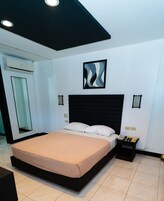 Ropa de cama hipoalergénica, cubrecamas, escritorio y wifi gratis 