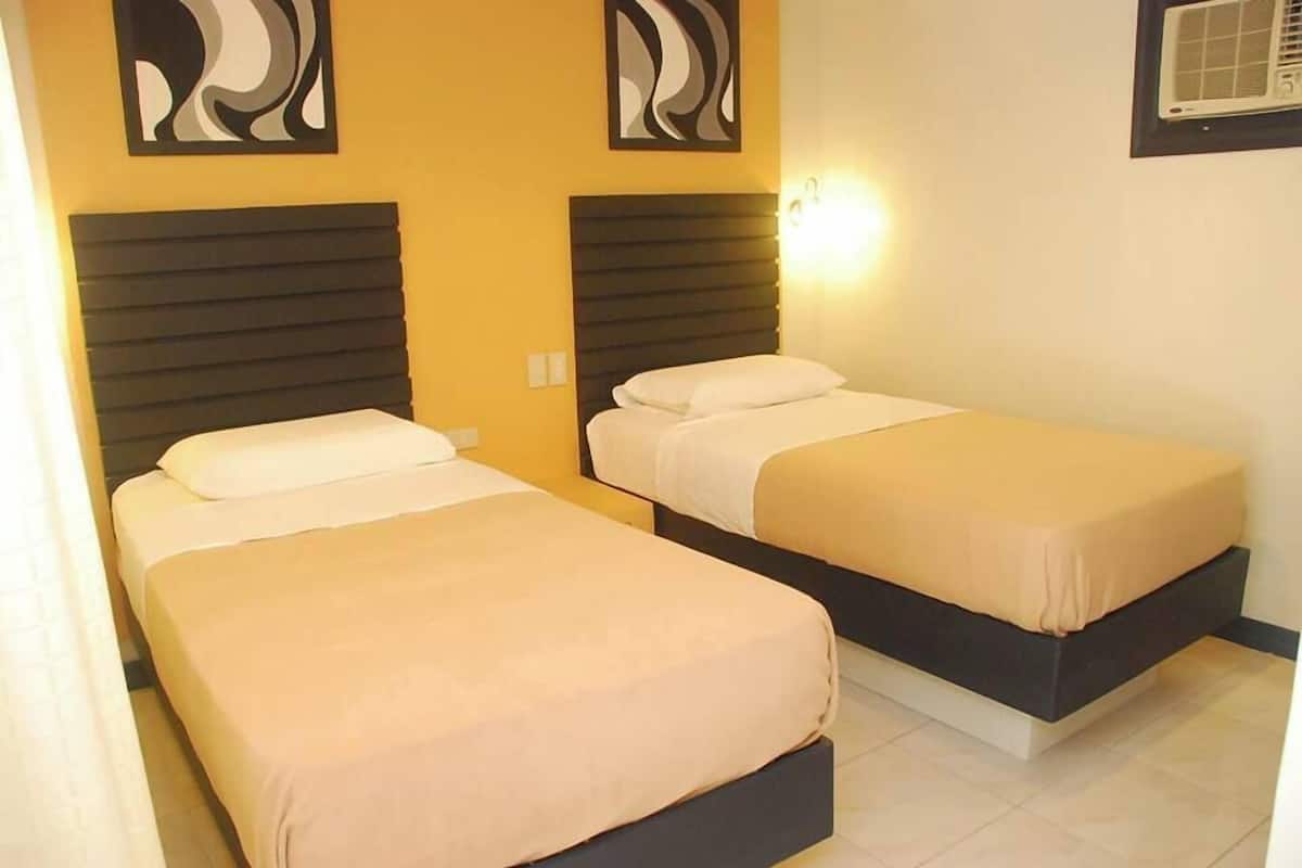 Tvåbäddsrum Deluxe - 2 enkelsängar | Allergitestade sängkläder, duntäcken, skrivbord och gratis wi-fi