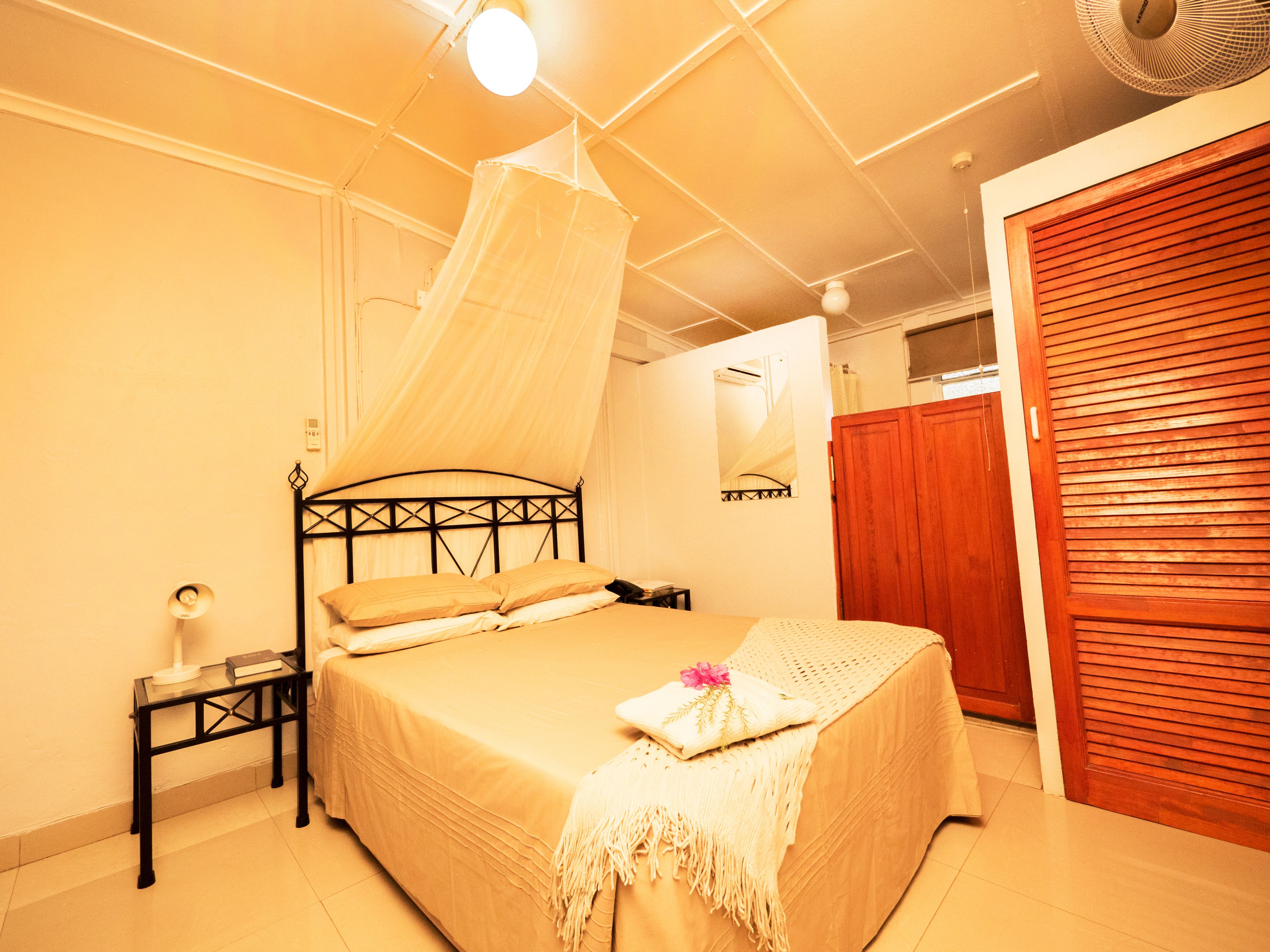 Een kluis op de kamer, een bureau, babybedden, gratis wifi