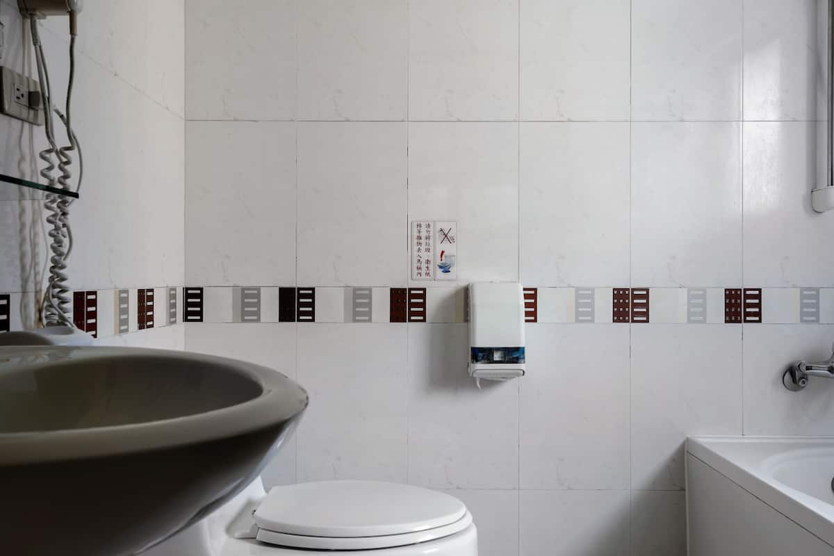 Superior Üç Kişilik Oda, Birden Çok Yatak | Banyo | Ücretsiz banyo/kozmetik ürünleri, saç kurutma makinesi, terlik