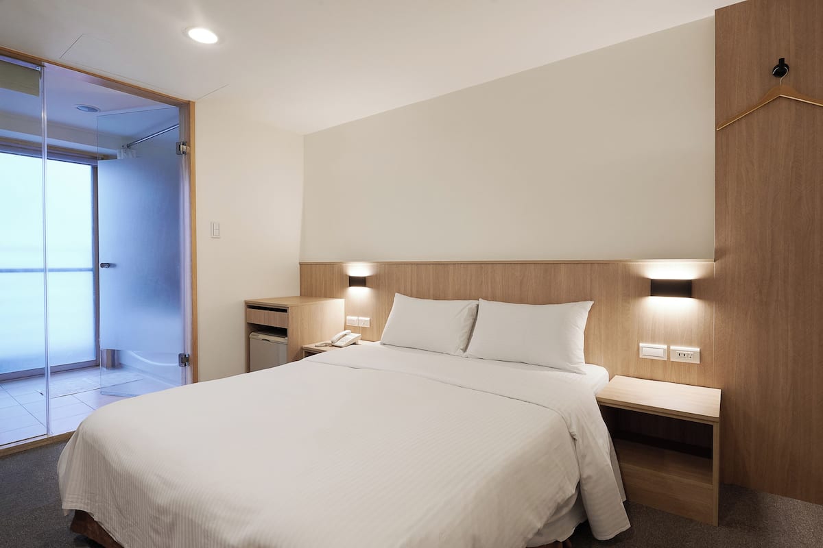 Business Tek Büyük Yataklı Oda, 1 Çift Kişilik Yatak | Kuştüyü yorgan, masa, ses yalıtımı, portatif/ilave yatak