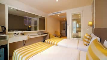 Deluxe Twin Bed Room with City View | 2 quartos, roupas de cama premium, frigobar, cofres nos quartos