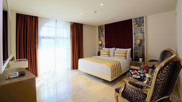 Suíte júnior | Roupas de cama premium, frigobar, cofres nos quartos, escrivaninha