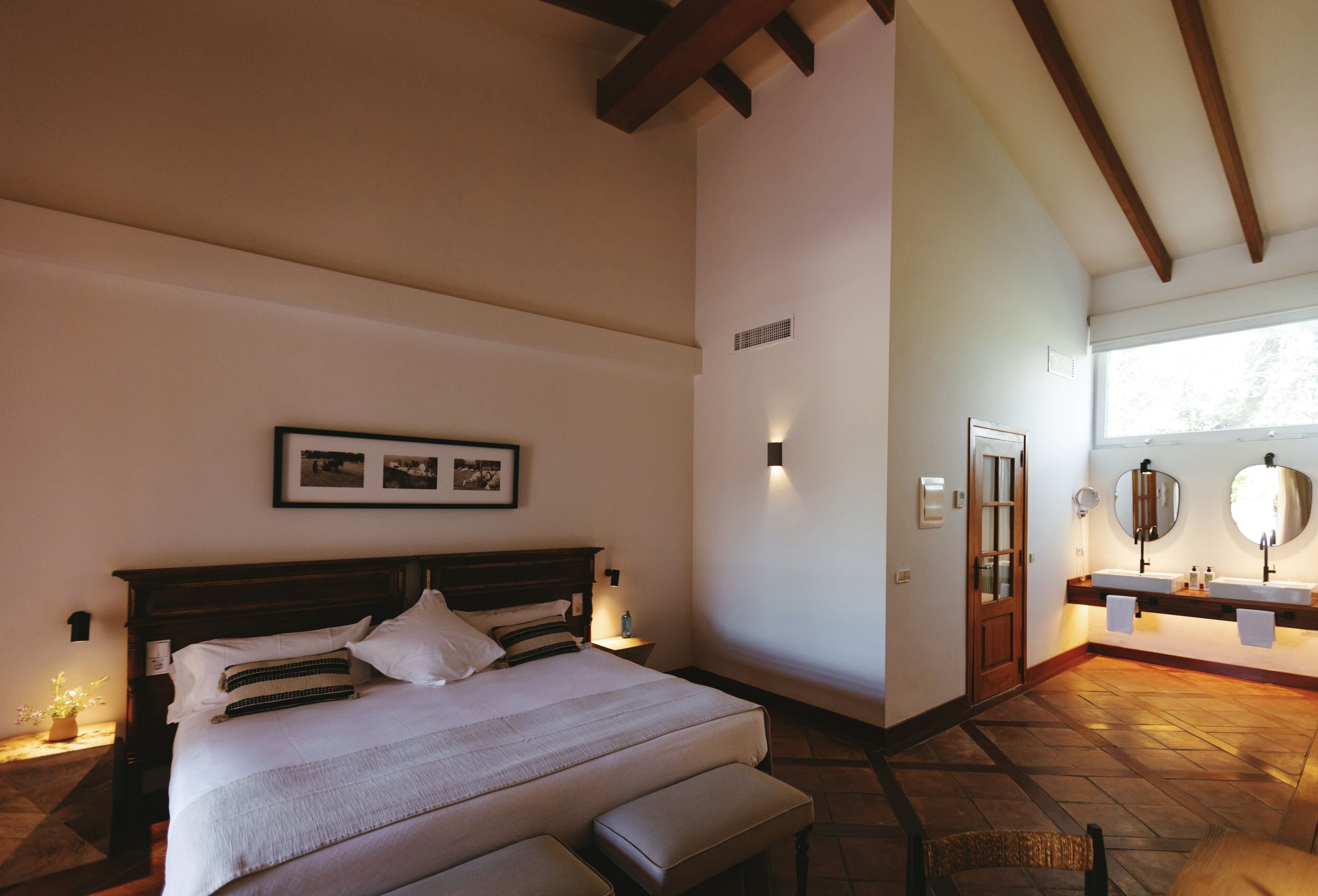 suite | premium bedding, minibar, in-room safe, desk