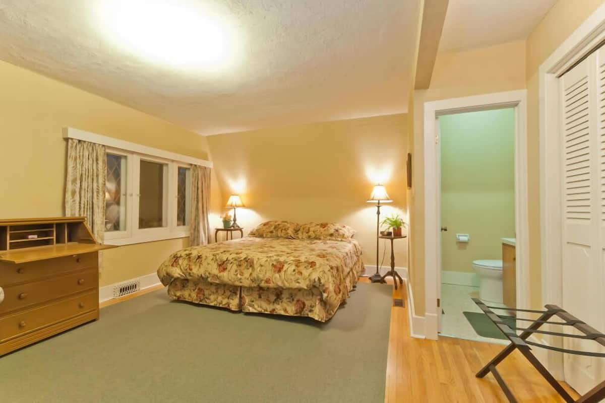Escarpment Room