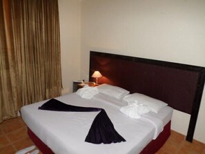Premium bedding, pillow-top beds, free minibar, in-room safe - Gulf Continental Suite (Kuwait City)