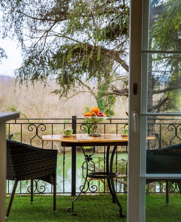 Nehir Manzarali Köse Oda | Premium bedding, minibar, in-room safe, soundproofing