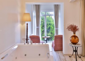 Nehir Manzarali Jakuzili Deluxe Oda | Premium-sengetøj, minibar, pengeskab på værelset, lydisolering