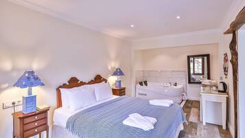 Jakuzili Junior Suite | 1 makuuhuone, ylelliset vuodevaatteet, minibaari, tallelokero huoneessa