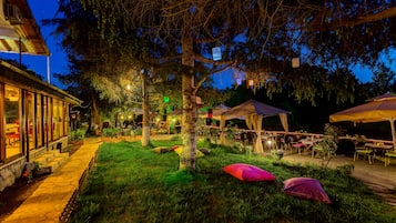 Majoituspaikan julkisivu illalla/yöllä