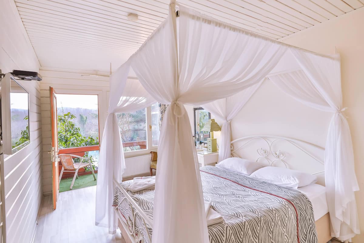 Nehir Manzarali Cift Kisilik Ahsap Oda | 1 bedroom, premium bedding, minibar, in-room safe
