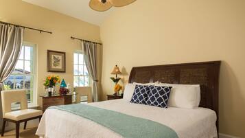 Suite – standard, 1 kingsize-seng, kjøleskap, utsikt mot bukt | Minibar, skrivebord for bærbar PC, strykejern/-brett og barnesenger