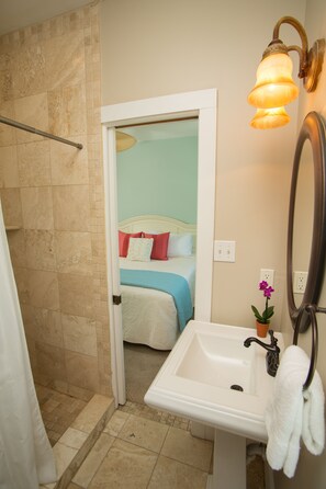 Suite Grand, 1 camera da letto, balcone | Bagno | Set di cortesia gratuito, asciugacapelli, asciugamani, shampoo