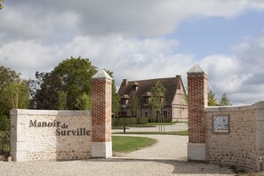 Property entrance - Manoir de Surville Hotel & Spa & Restaurant (Surville)