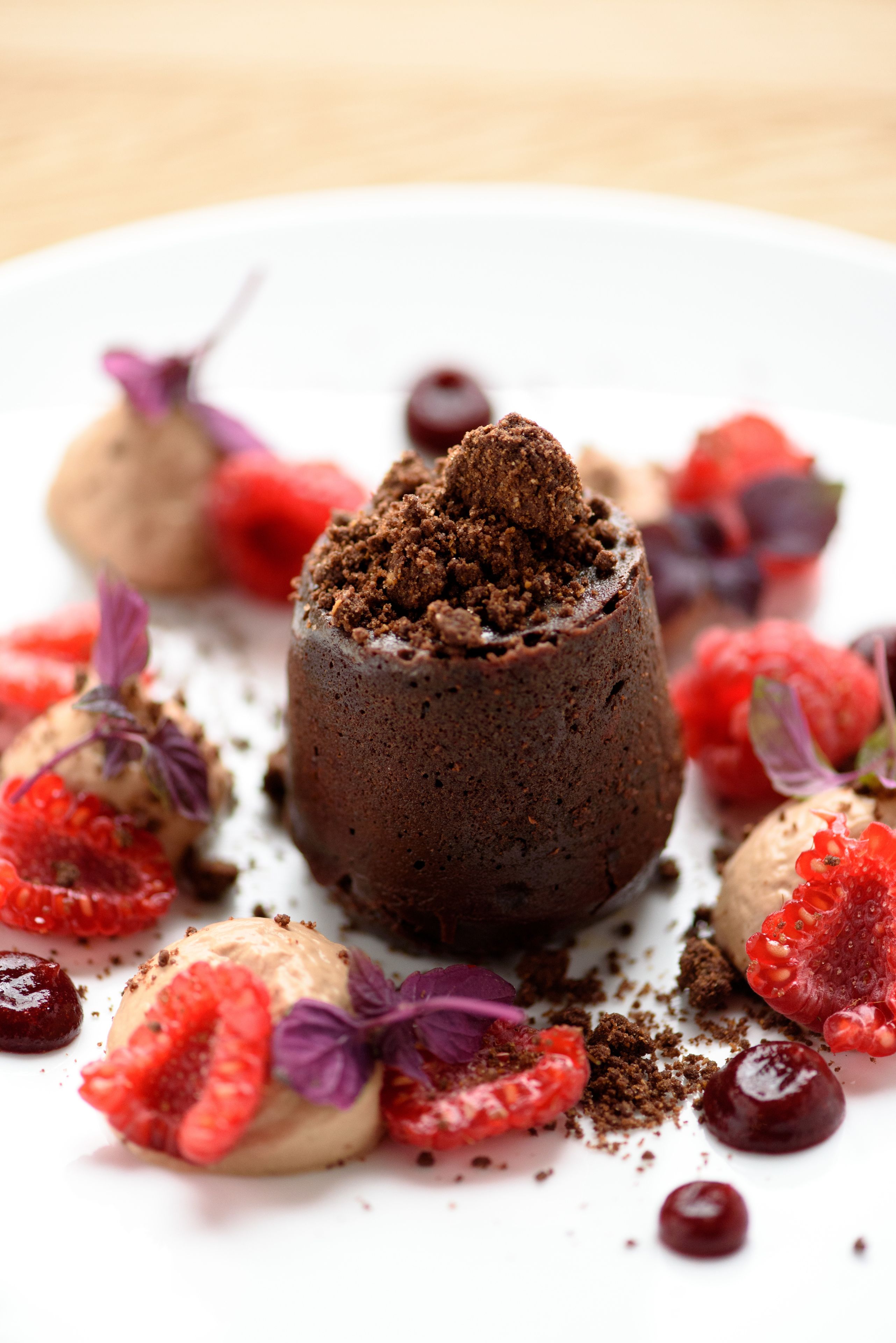 Un postre con mousse de chocolate y adornos.