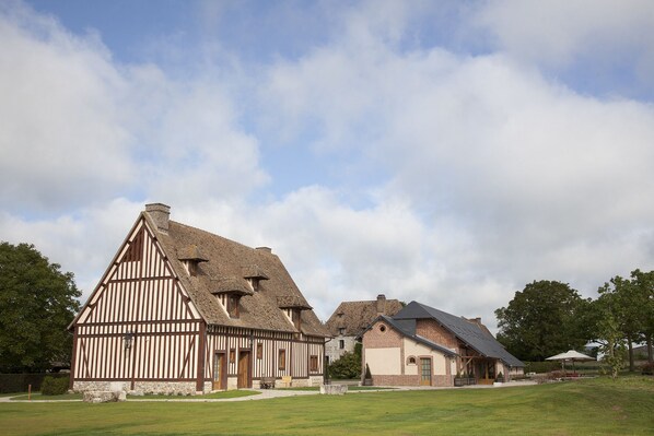 Garden - Manoir de Surville Hotel & Spa & Restaurant (Surville)