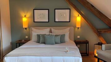 Suite, bad | Luxe beddengoed, pillowtop-bedden, een kluis op de kamer