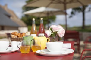 Daily continental breakfast (EUR 17.00 per person)