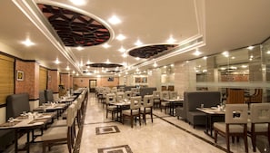 2 restaurants, breakfast served - Shenbaga Hotel and Convention Centre (Puducherry)