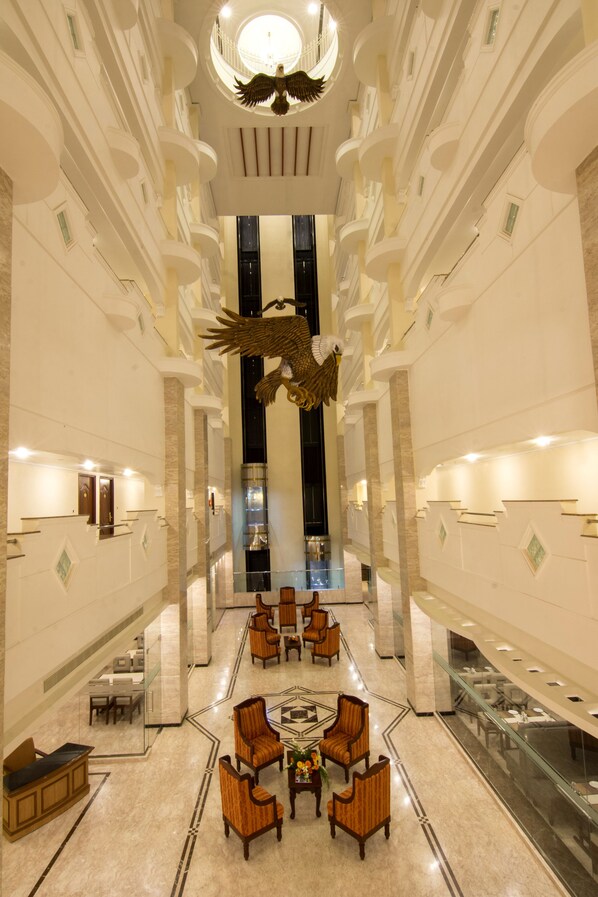 Lobby sitting area - Shenbaga Hotel and Convention Centre (Puducherry)